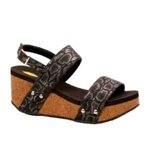 Very volatile wedge sandal